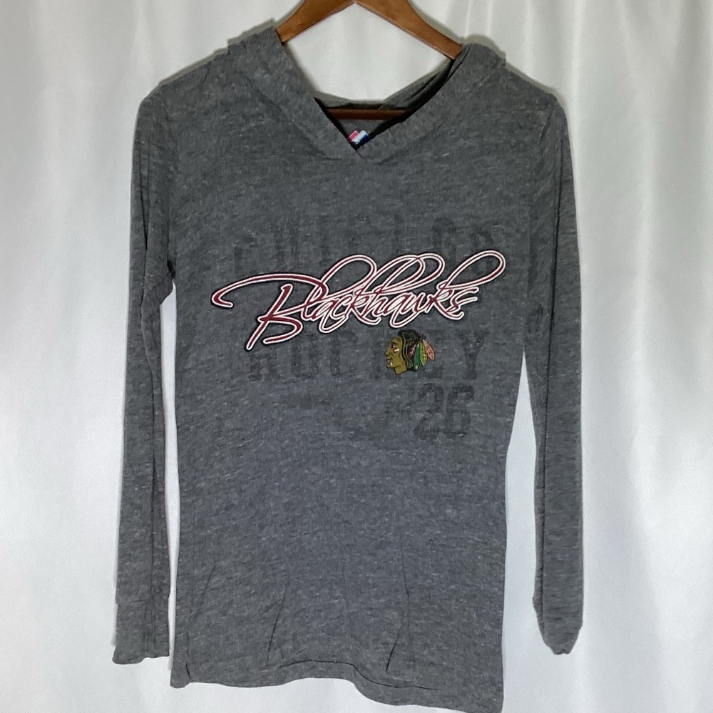 1270. Women's Chicago Blackhawks T-Shrit Size Medium